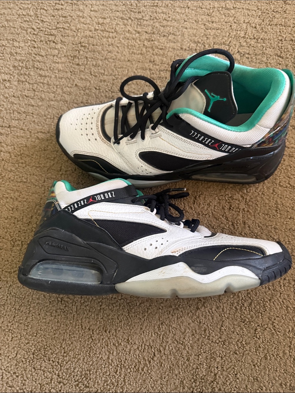 Men’s Jordan White, Black & Teal Low Basketball Sneakers size 10.5